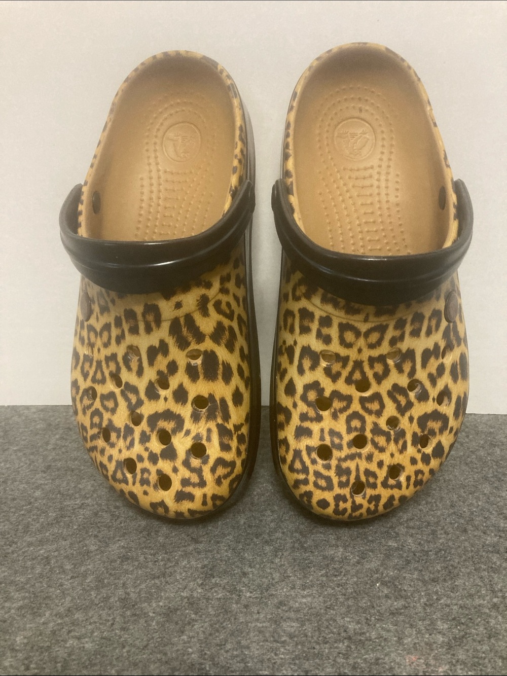 Crocs Cheetah Leopard Classic Clogs Women 8 Men 6 Unisex Comfort Slip On